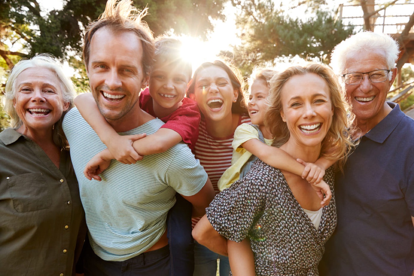 Familie mit Kindern und Großeltern zu Hause